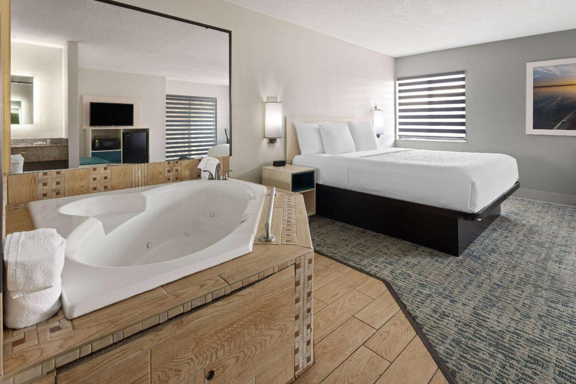Baymont By Wyndham Lagrange Otel Dış mekan fotoğraf